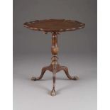 TEA TABLE England, 19. Jh. Mahagoni (?), dunkel gebeizt, teils geschnitzt. H. 65,5 cm, B. 60 cm,