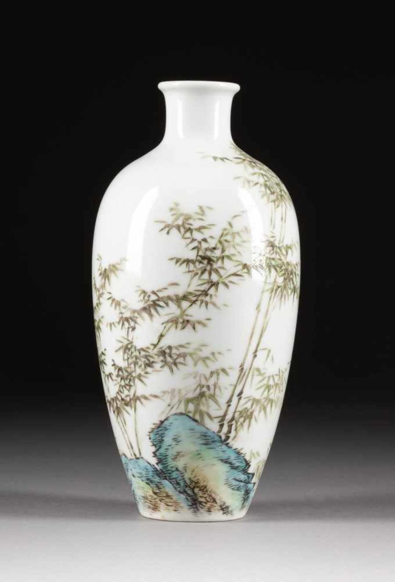 KLEINE VASE MIT BAMBUSDEKOR China, 20. Jh. Porzellan, polychrome Aufglasurbemalung. H. 22,1 cm. Bez.