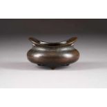 WEIHRAUCHBRENNER China, Qing-Dynastie Bronze, dunkel patiniert. H. 5,2 cm, Gew. ca. 802 g. Im