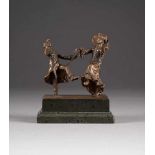 UNBEKANNTER BILDPLASTIKERTätig um 1900 in Wien (?)Tanzendes Paar Bronze, braun patiniert,