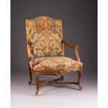 RÉGENCE-FAUTEUIL Frankreich, um 1720 Nussbaum, geschnitzt, Gobelin-Bezug. H. 107 cm, B. 75 cm, T. 64