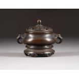 DECKELRÄUCHERGEFÄß AUF BRONZESOCKEL China, Qing-Dynastie Bronze, dunkel patiniert. Ges.-H. 10,9