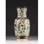 VASE MIT PHÖNIXDEKOR China, später Qing-Dynastie Porzellan, polychrome Aufglasurbemalung,