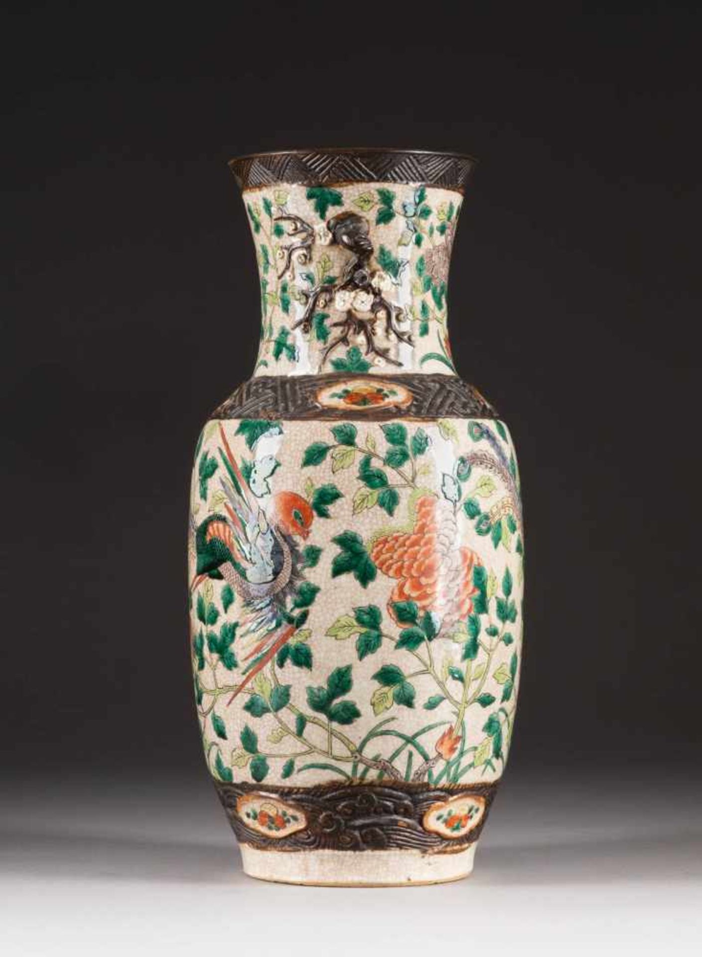 VASE MIT PHÖNIXDEKOR China, später Qing-Dynastie Porzellan, polychrome Aufglasurbemalung,