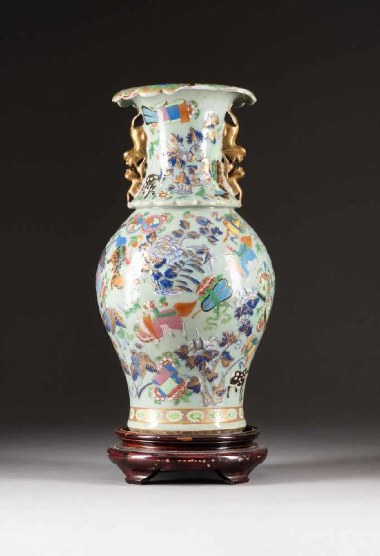 SELADON-VASE MIT GLÜCKSSYMBOLEN China, 19. Jh. Porzellan, Aufglasurbemalung, unterglasurblaue