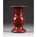 KLEINE HU-FÖRMIGE VASE China, wohl Kangxi-Periode Keramik, feinmaschig craquelierte