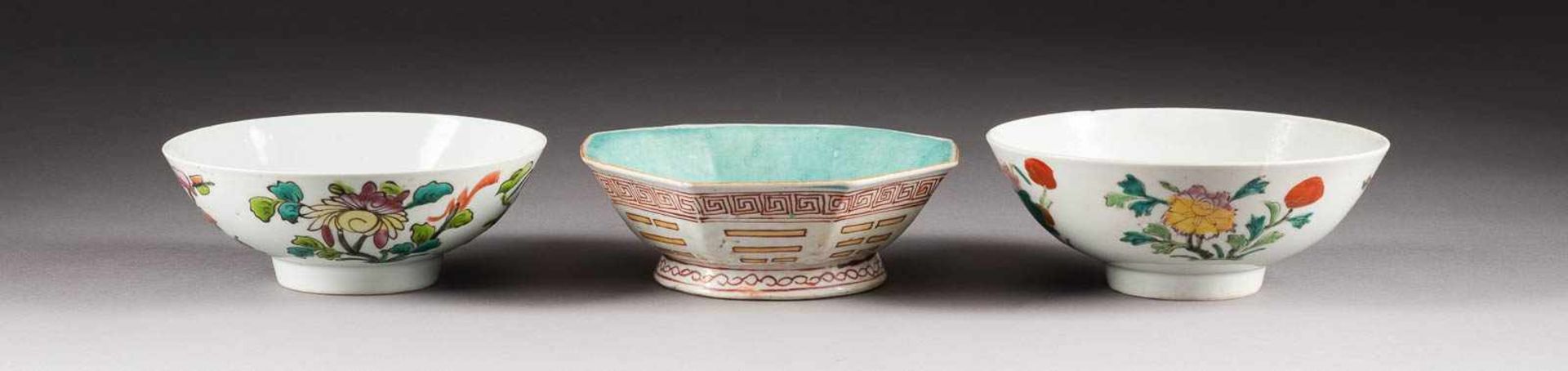 DREI SCHALEN China, um 1900 Porzellan, polychrome Aufglasurbemalung. D. 17,9 cm-18,4 cm. Im Boden