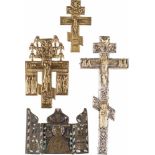 RELIQUIENKREUZ, ZWEI KRUZIFIXE UND TRIPTYCHON Russland, 18./19. Jh. Metall, getrieben und