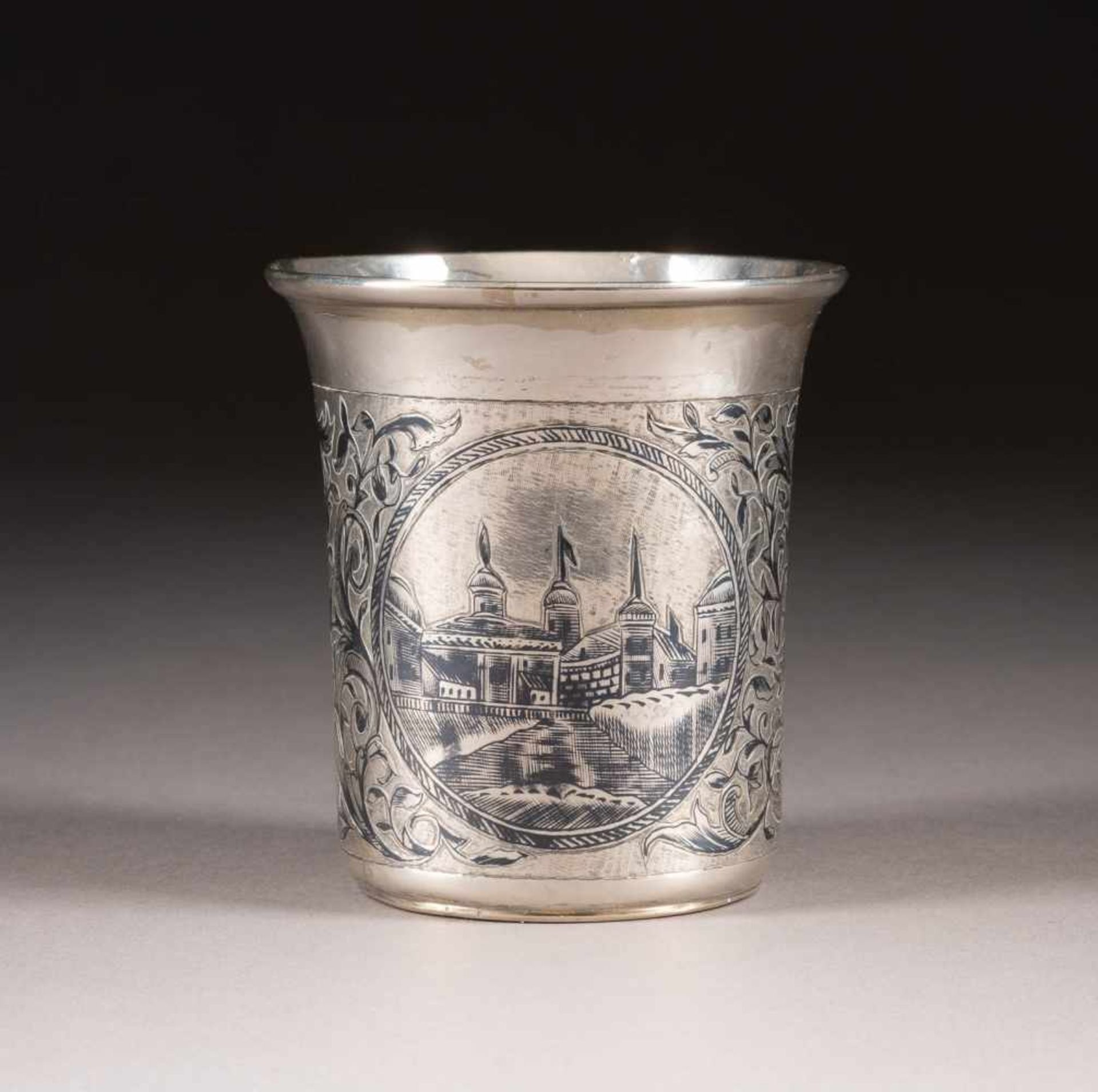NIELLO-BECHER MIT STADTANSICHTEN Russland, Moskau, 1844 Silber, teils graviert, Niello. H. 8,7 cm,
