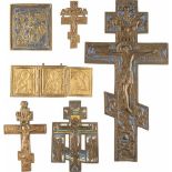 VIER KRUZIFIXE, TRIPTYCHON UND BRONZE-IKONE Russland, 18./19. Jh. Bronze, reliefiert gegossen, teils