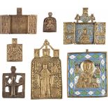 SIGNIERTE BRONZE-IKONE UND VIER IKONEN SOWIE ZWEI TRIPTYCHA MIT DEN HEILIGEN NIKOLAUS VON MYRA UND