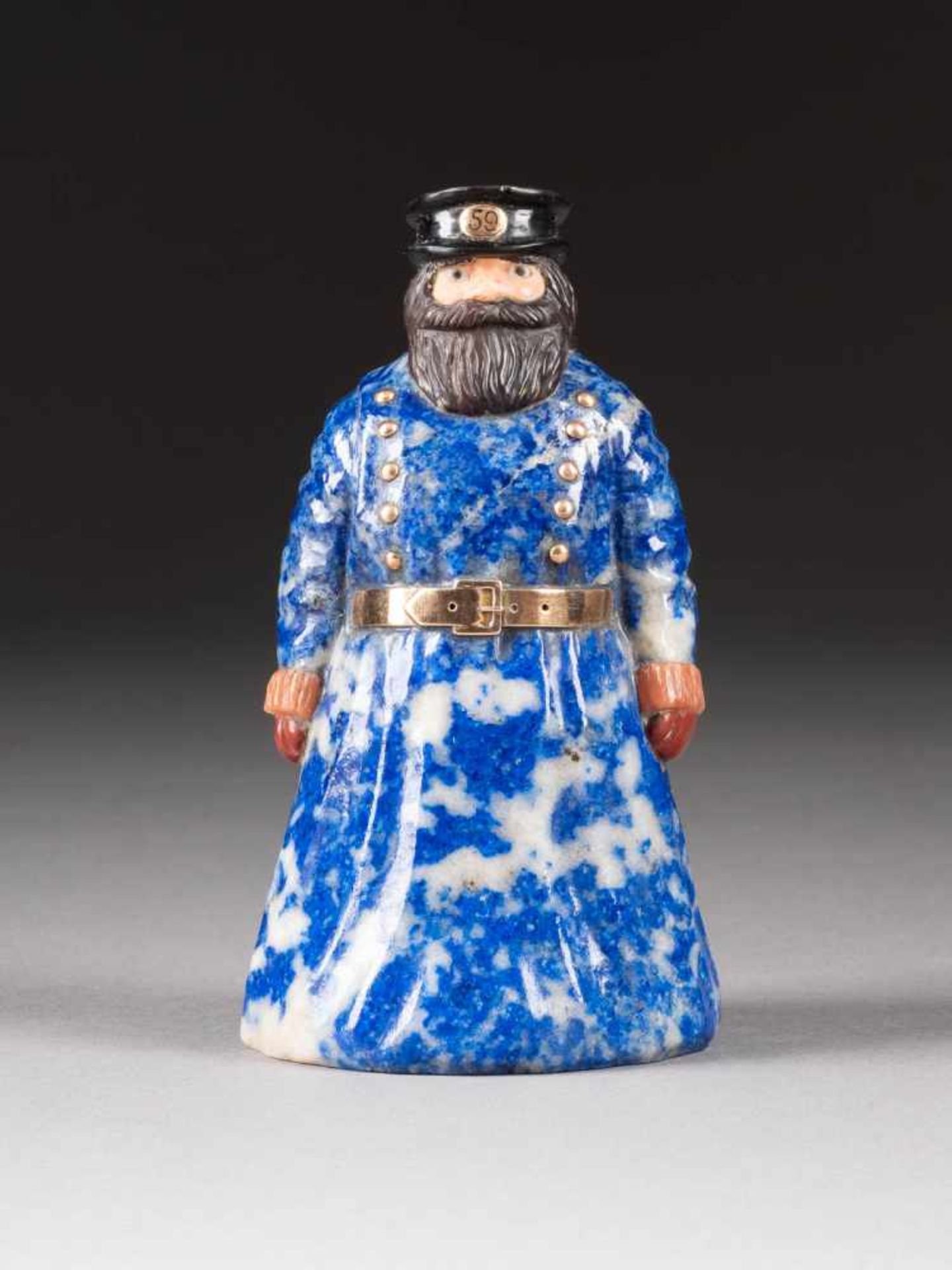 STEIN-FIGUR IN FORM EINES KUTSCHERS In der Art von Fabergé, 2. Hälfte 20. Jh. Lapislazuli, Achat,