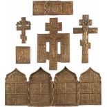 DREI KRUZIFIXE, TRIPTYCHON, TETRAPTYCHON UND EINE BRONZE-IKONE Russland, 18./19. Jh Bronze,