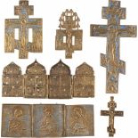 TRIPTYCHON, TETRAPTYCHON UND VIER KRUZIFIXE Russland, 17.-19. Jh Bronze, reliefiert gegossen,