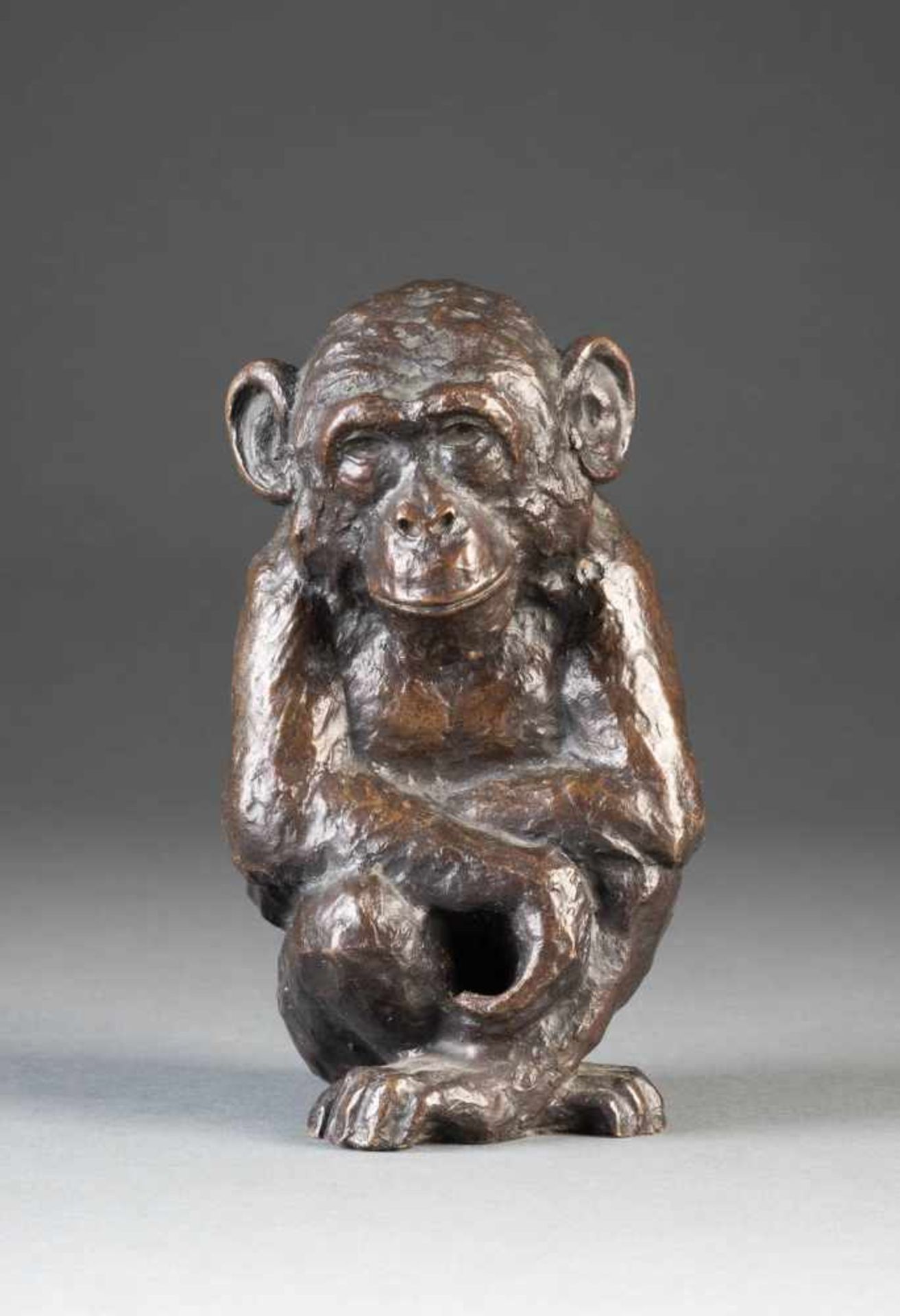 MONOGRAMMIST 'GV'Active in the 20th century SITTING MONKEY Bronze, darkly patinized. H. 17,5 cm.