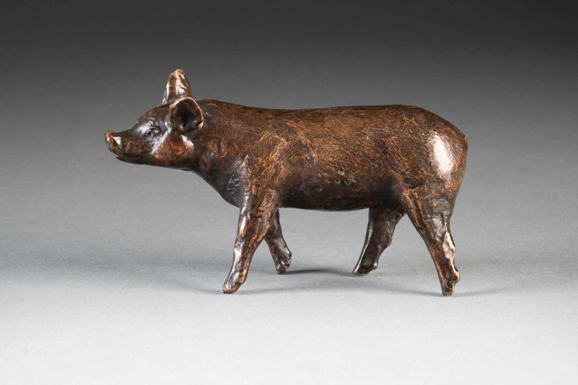 KURT ARENTZ1934 Cologne - 2014 Munich LUCKY PIG Bronze, brownly patinized. H. 9 cm and L. 15 cm.