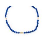 LAPISLAZULI KETTE Gelbgold. L. 87 cm, Ges.-Gew. ca. 145 g. Schließe gest. 585. 51 Lapislazuliperlen,