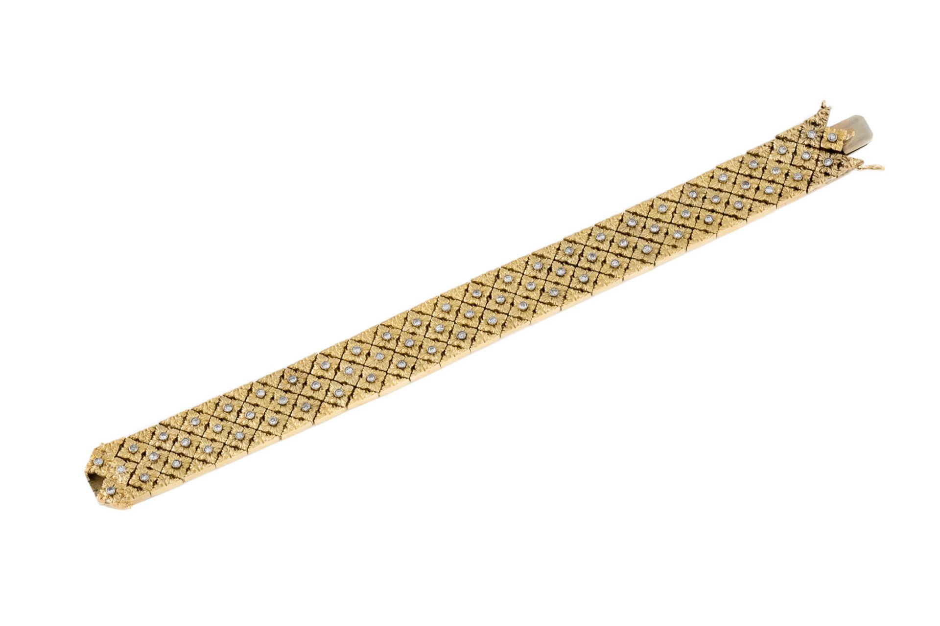 ARMBAND MIT DIAMANTBESATZ Wohl Italien, vor 1968 Gelbgold. L. 19 cm, Ges.-Gew. ca. 72,3 g. Gest. und