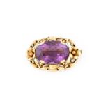 AMETHYST-BROSCHE 'BENDER' Deutsch, um 1953 Gelbgold. 3,5 x 2 cm, Ges.-Gew. ca. 11,6 g. Gest. 585.