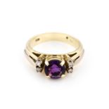 AMETHYST-RING MIT DIAMANBESATZ Gelbgold. Ringmaß ca. 51, Ges.-Gew. ca. 5,3 g. Gest. 585. Ein rund