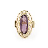 AMETHYST-RING Gelbgold. Ringmaß ca. 57, Ges.-Gew. ca. 5,4 g. Gest. 585. Ein oval facettierter