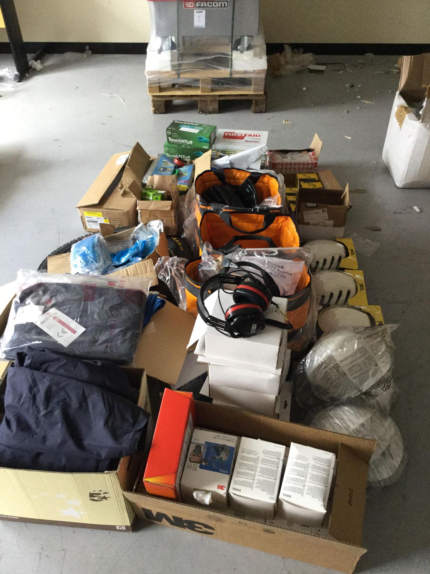 Assorted workwear, helmets, water carriers, First aid kids, Locks , Glue, Headphone and Mirophone - Bild 2 aus 2