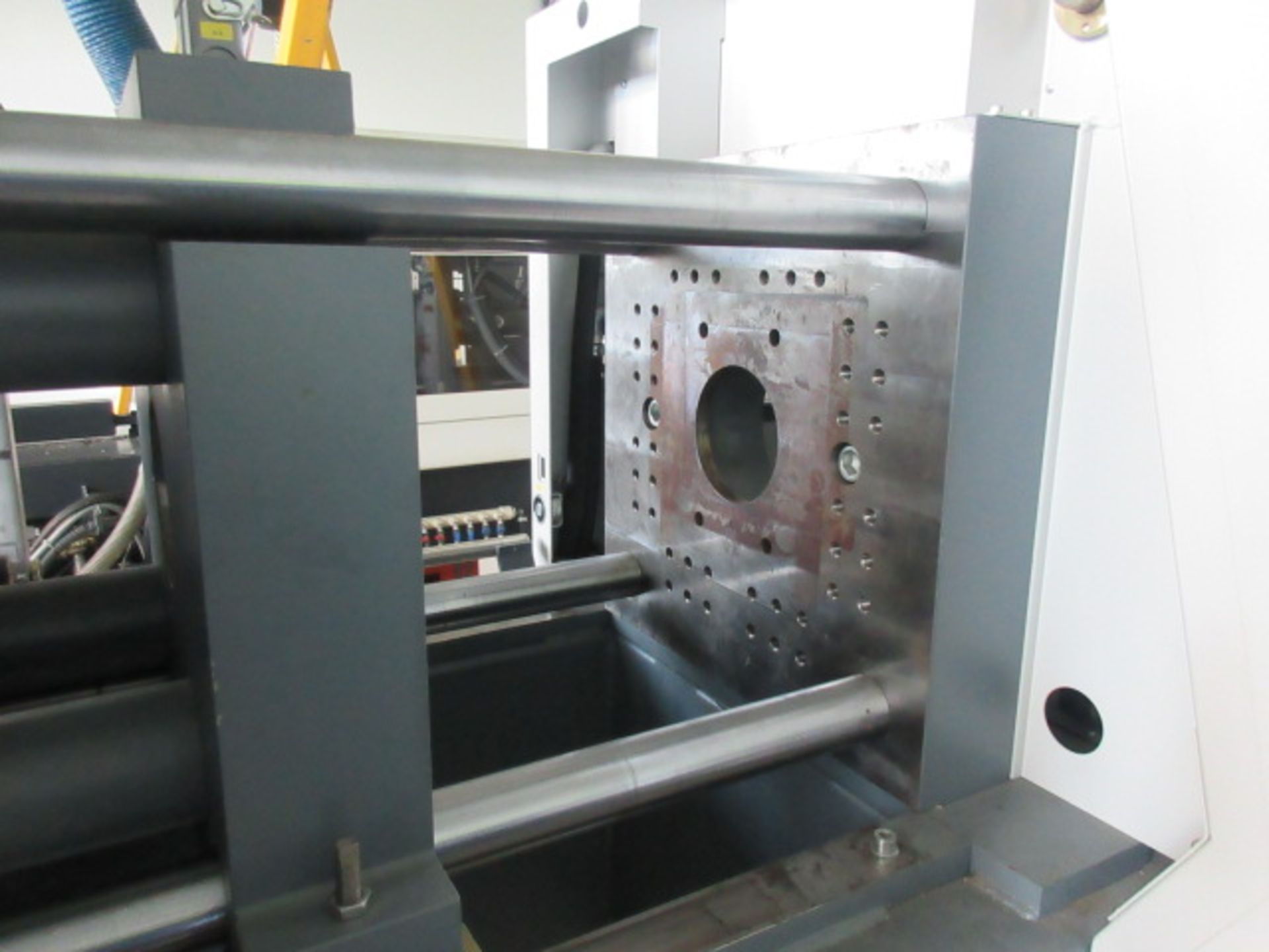 BATTENFELD BA 600/200 CDC INJECTION MOULDING M/C WITH UNILOG 4000 CONTROL SN CC60915719913 1997. - Bild 2 aus 12