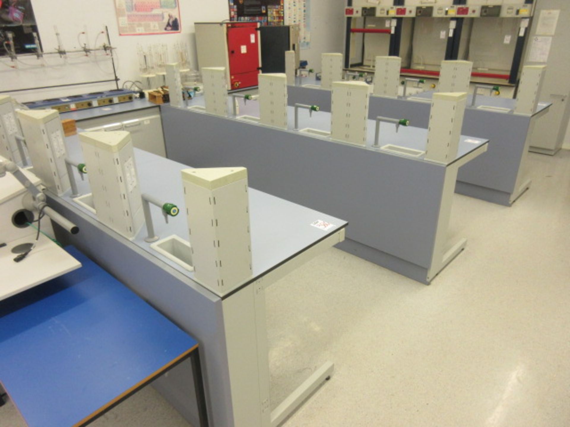 KOTTERMANN LABORATORY WORK STATION BENCHES. THREE RUN OF 4 WORK STATIONS WITH END BENCH THAT - Bild 2 aus 3