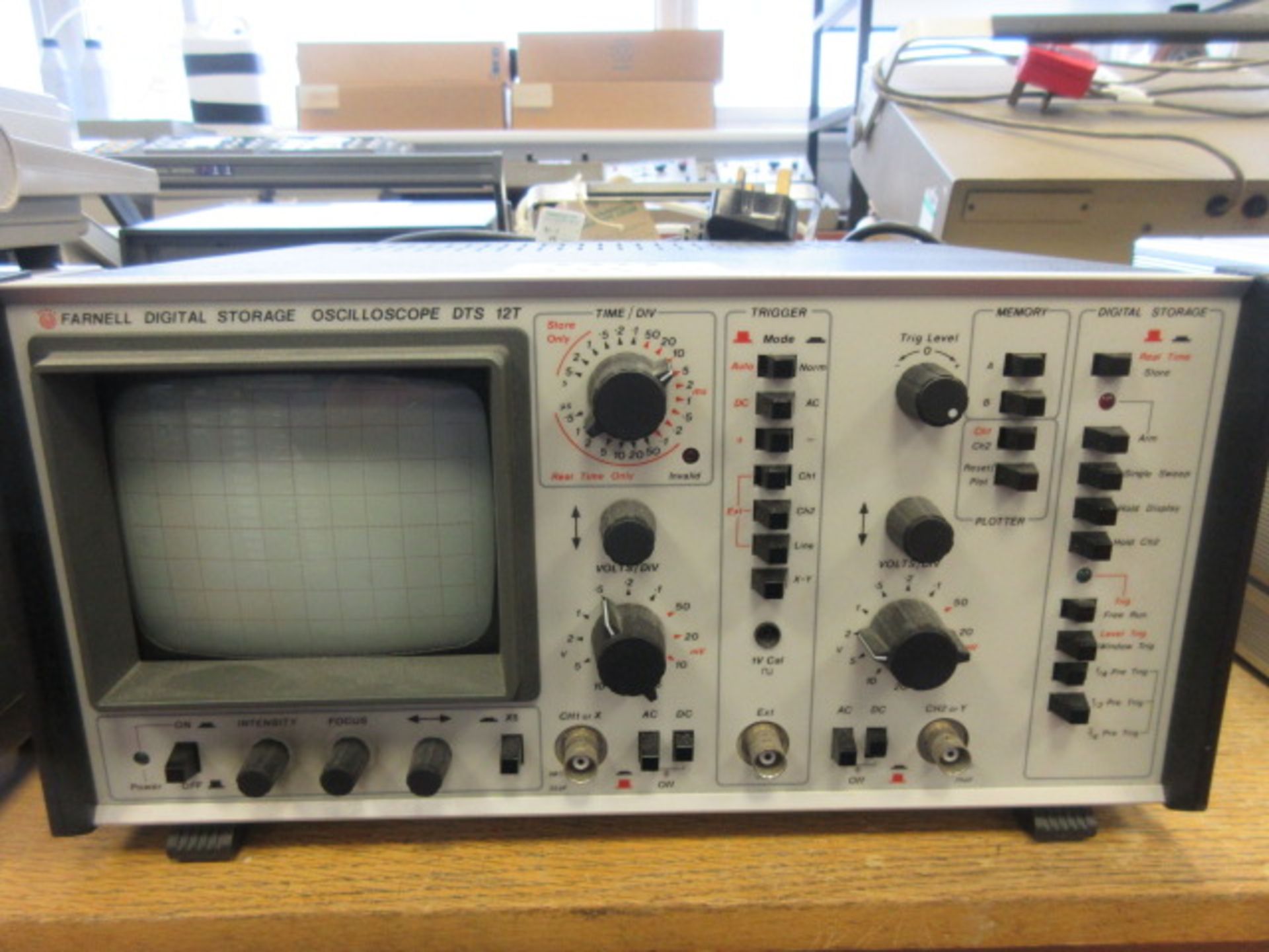 FARNELL DIGITAL STORAGE OSCILLOSCOPE DTS 12T