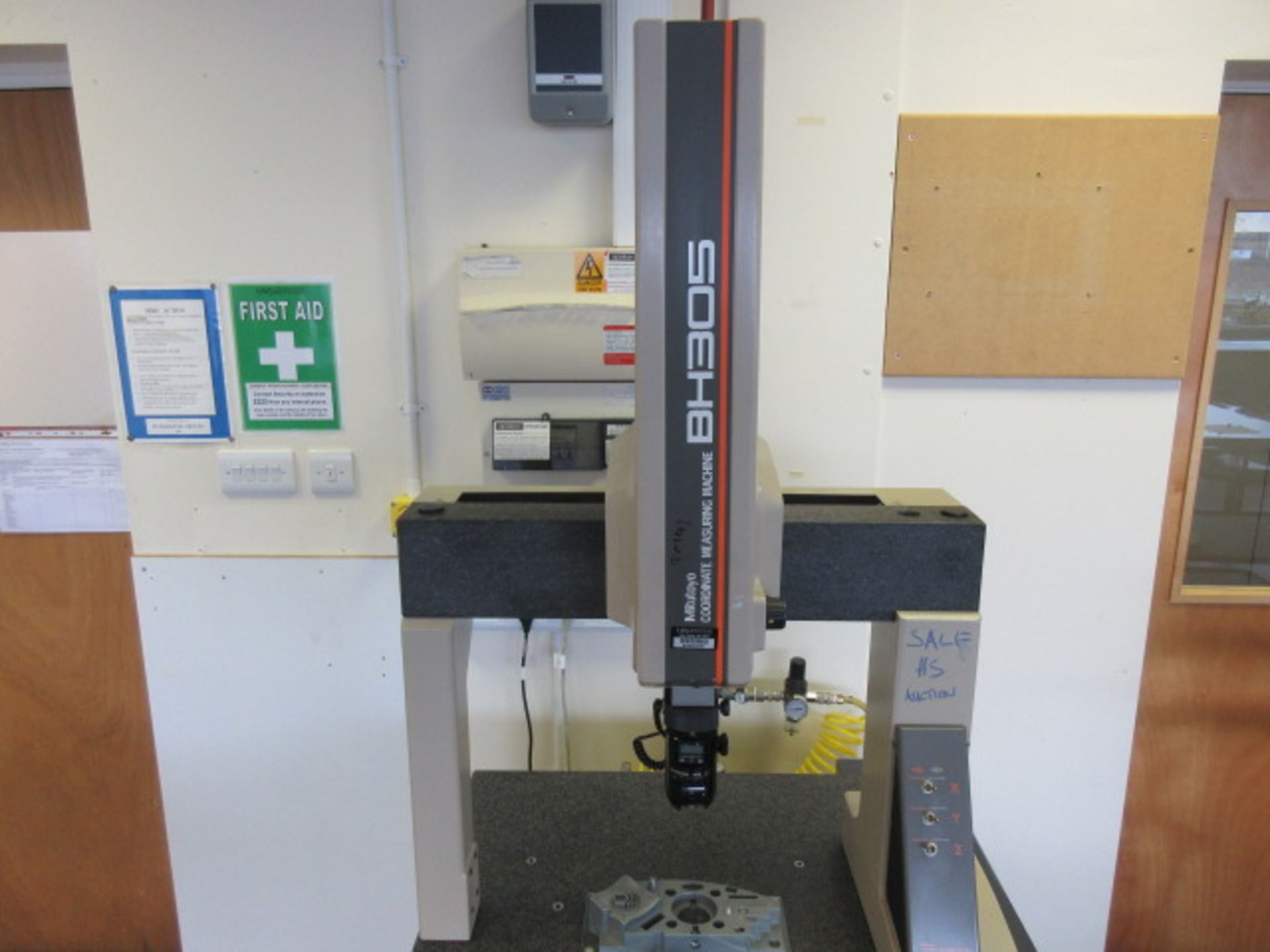 MITUTOYO BH305 CO-ORDINATE MEASURING MACHINE WITH RENISHAW MIH PROBE & COMPUTER. TABLE SIZE 930 MM X - Image 3 of 5