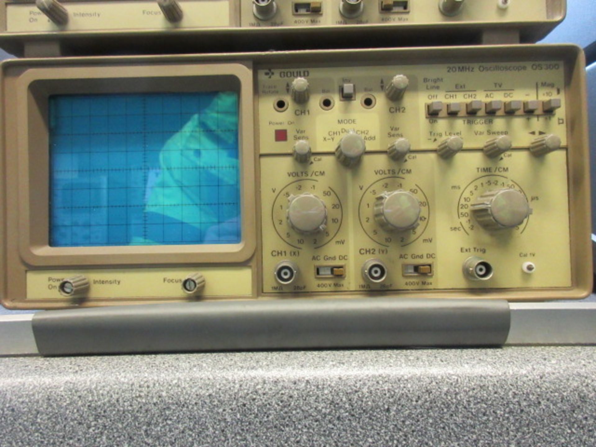 TWO GOULD 20 MHz 0S300 OSCILLOSCOPES - Bild 2 aus 3