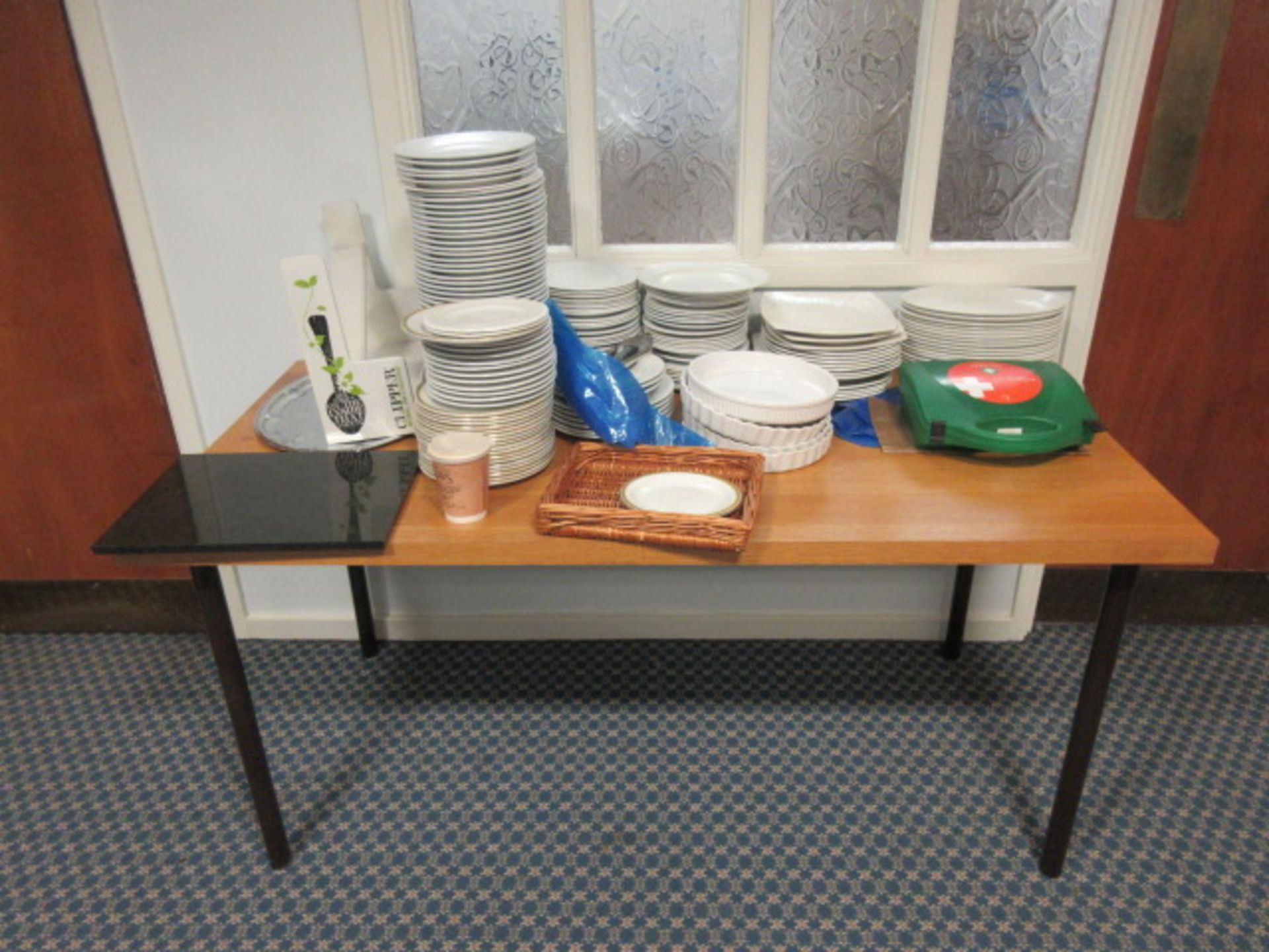 A LARGE QTY OF CROCKERY AS LOTTED INCLUDING 3 INSULATED DRINKS DISPENSERS - Image 2 of 6