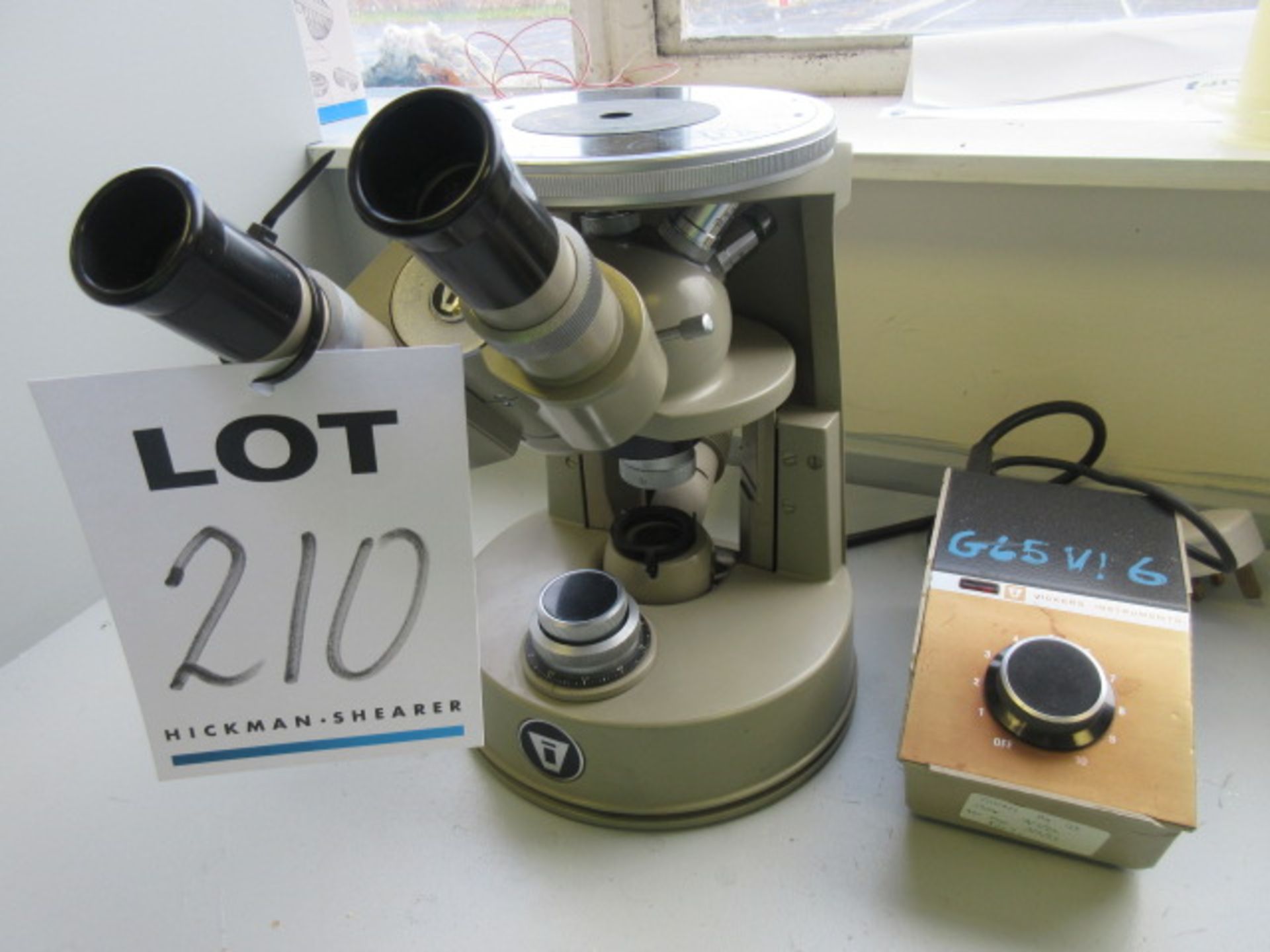 VICKERS BENCH TOP MICROSCOPE WITH LIGHT SOURCE. SN 290490 - Image 2 of 2