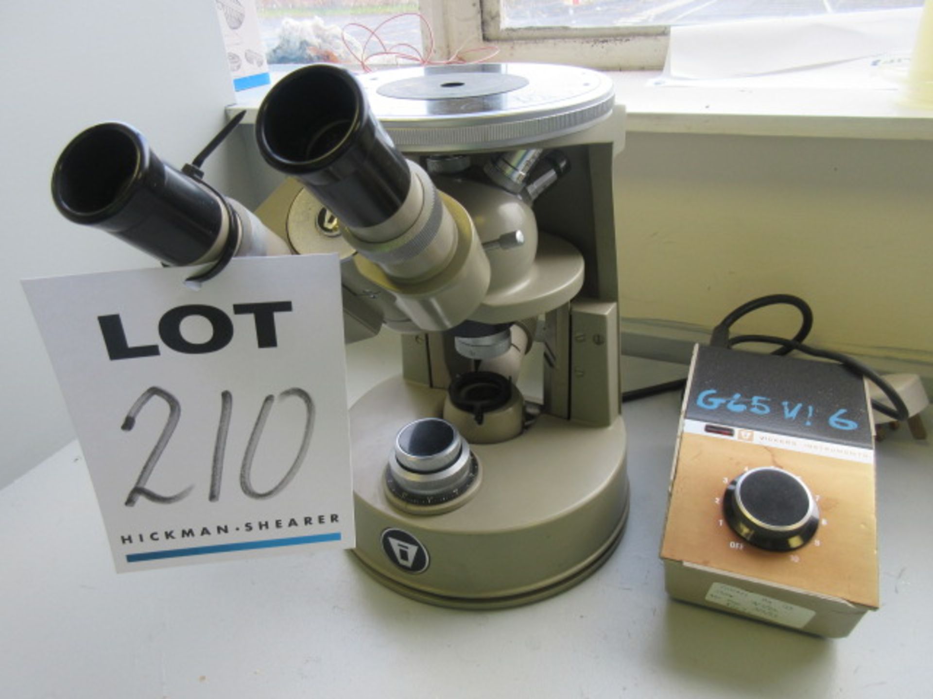 VICKERS BENCH TOP MICROSCOPE WITH LIGHT SOURCE. SN 290490 - Bild 2 aus 2