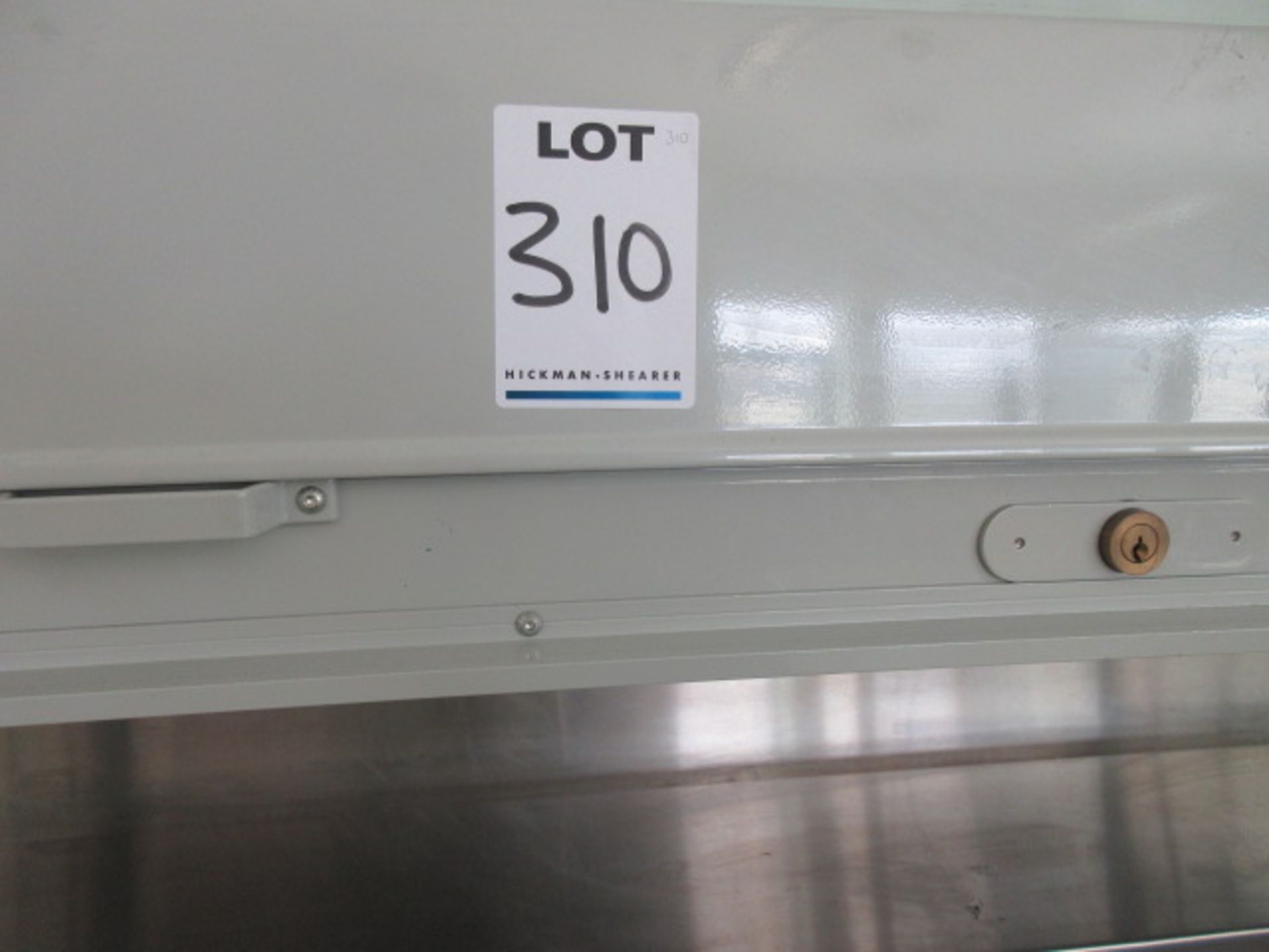 A REFRIGERATED SANDWICH COUNTER UNIT WITH EXTENDED COUNTER FOR DRINKS ETC & TRAY SHELF 4900 mm - Bild 2 aus 2