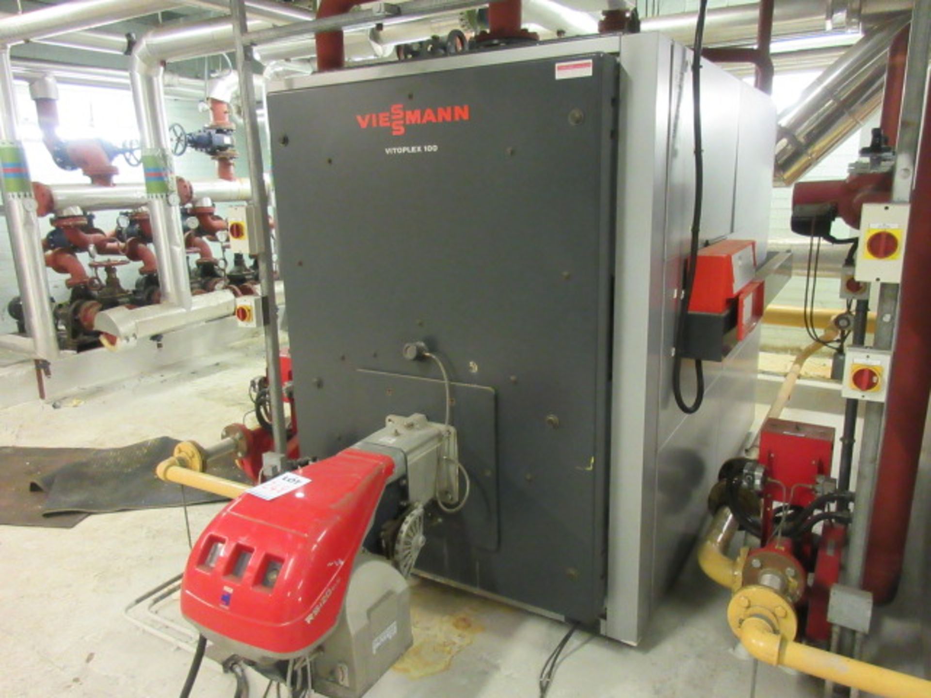 VIESMANN VITOPLEX 100 TYPE SX1 GAS POWERED WATER BOILER WITH RIELLO RS 120 BLU GAS BURNER AND GAS