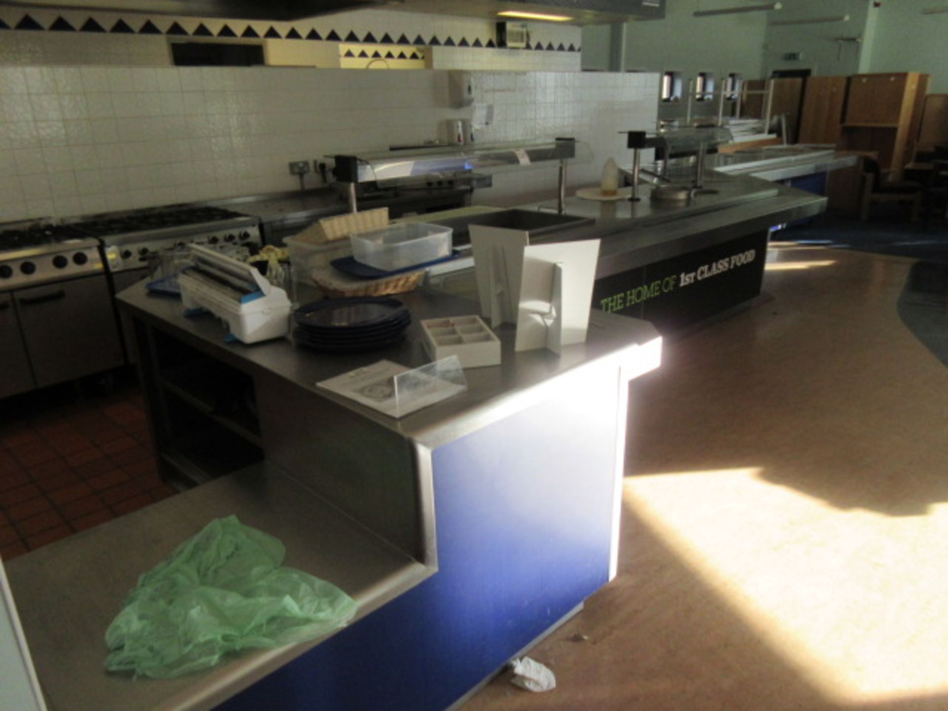 A SHAPED STAILESS STEEL BAIN MARIE WITH TRAY SHELF, HOT PLATE, SOUP POT. & REFRIGERATED UNITS - Bild 2 aus 3