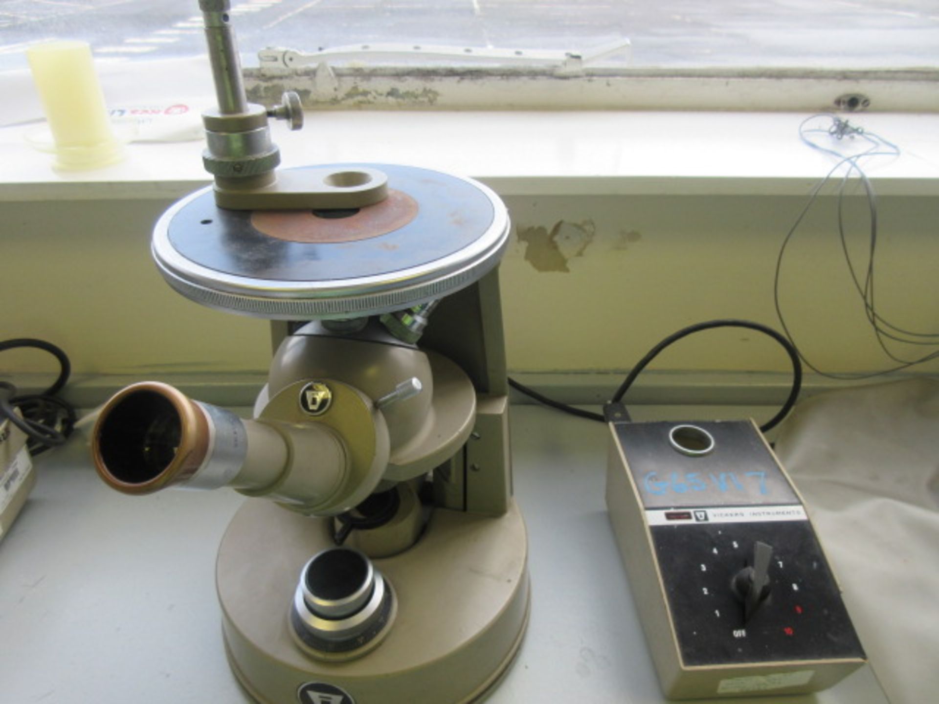 VICKERS BENCH TOP MICROSCOPE WITH LIGHT SOURCE SN 290163