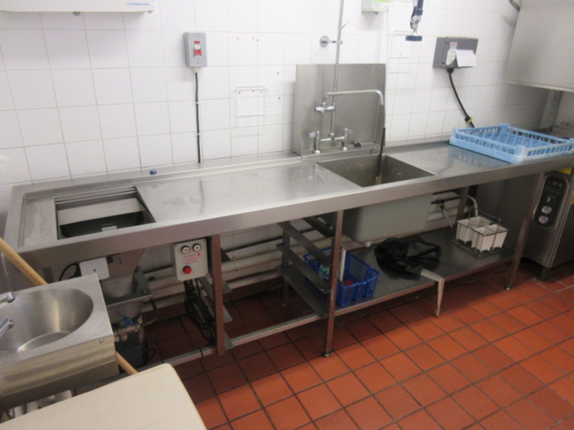 COMENDA C155 GLASS WASHER, INFEED DRAIN BOARD WITH A WASH FOOD MACHINATOR, SINK WITH FLEXI WASH - Image 2 of 5