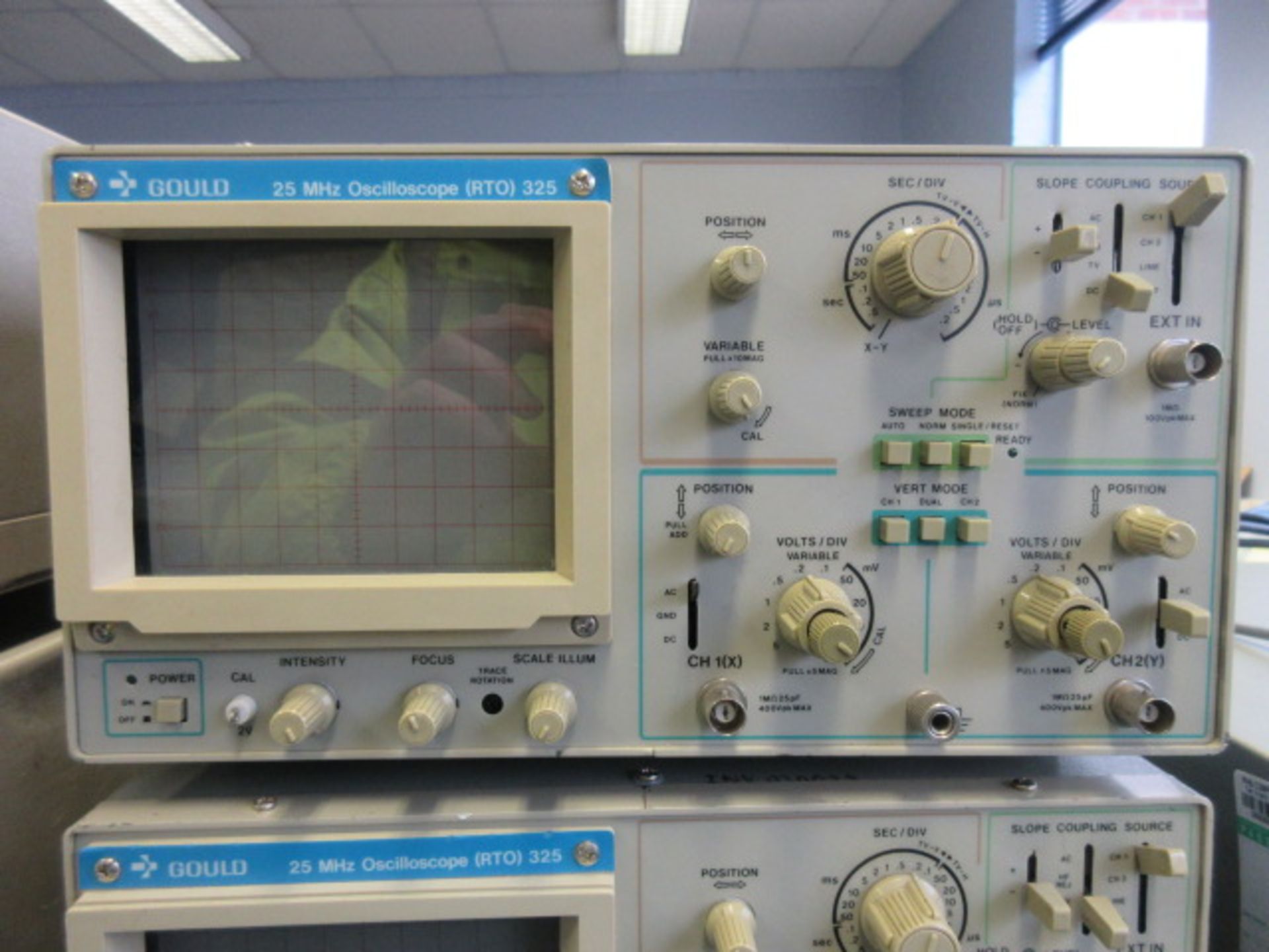 THREE GOULD 25 MHz (rto) 325 OSCILLOSCOPES - Bild 2 aus 3