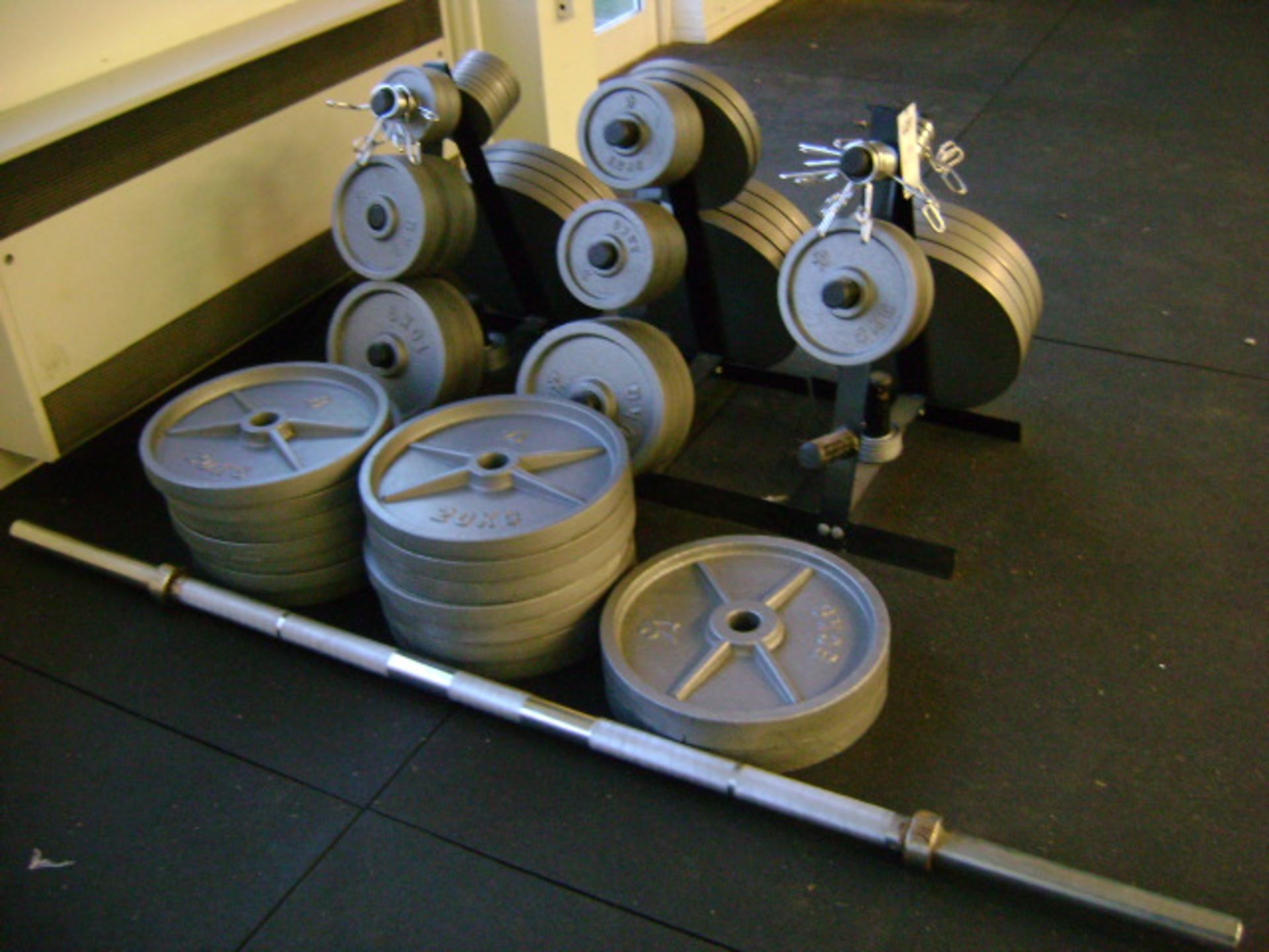 WEIGHTS SET ON STAND CONSISTING OF: STAND, 1 x LIFTING BAR, 2 x 50KGS, 26 x 20KGS, 10 x 10KGS, 13 - Image 2 of 3