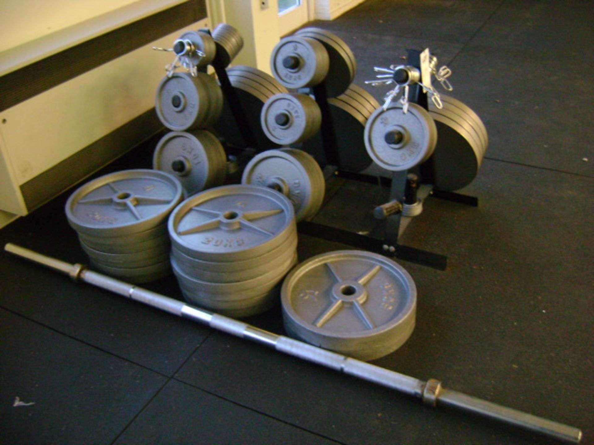 WEIGHTS SET ON STAND CONSISTING OF: STAND, 1 x LIFTING BAR, 2 x 50KGS, 26 x 20KGS, 10 x 10KGS, 13 - Bild 2 aus 3