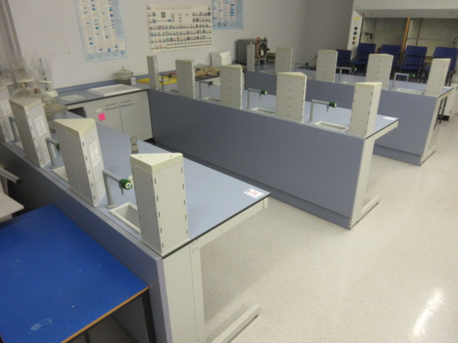 KOTTERMANN LABORATORY WORK STATION BENCHES. THREE RUN OF 4 WORK STATIONS WITH END BENCH THAT - Bild 2 aus 3