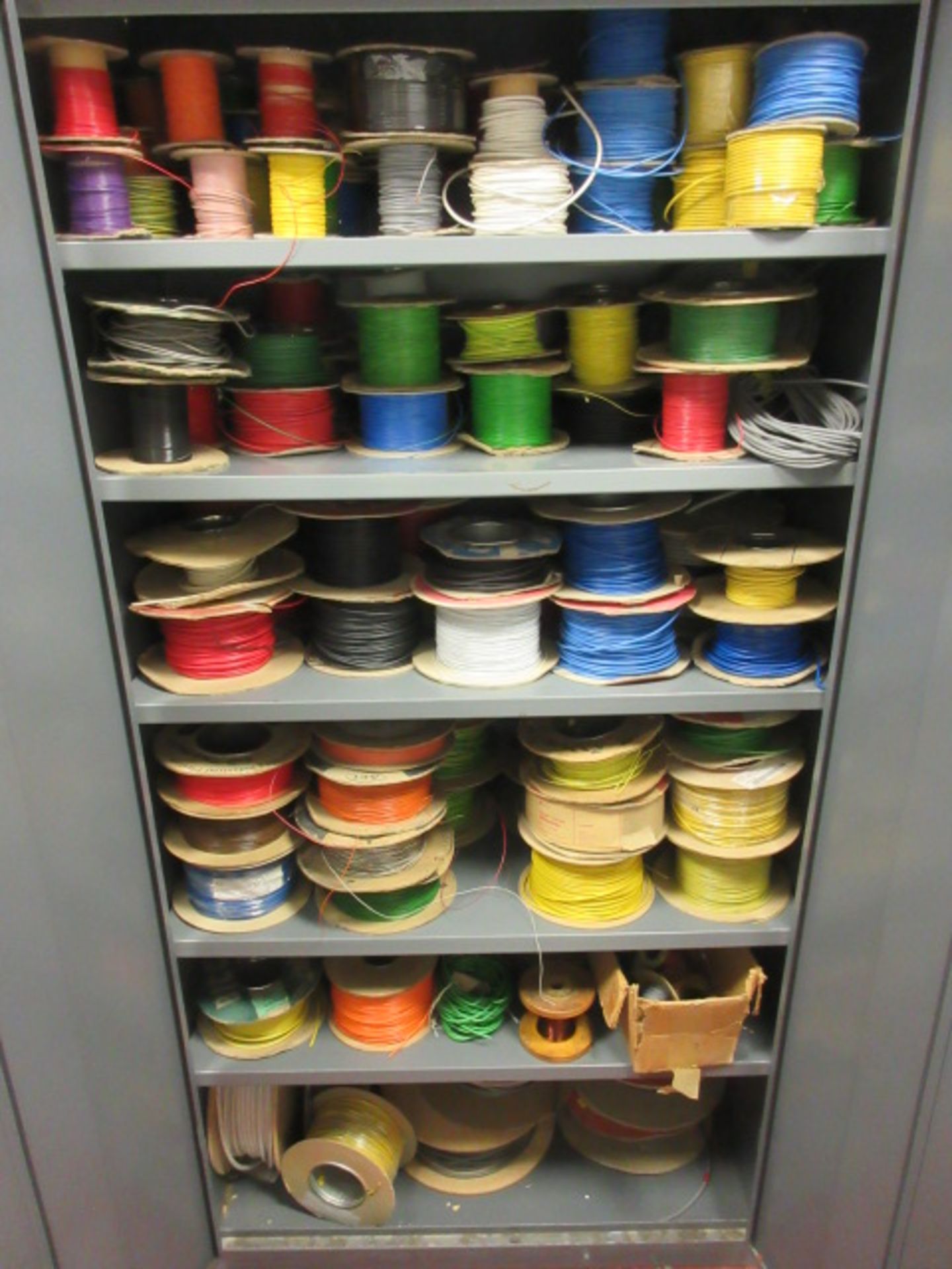 A QTY OF ASSORTED ELECTRIC CABLE IN AND INCLUDING STEEL CUPBOARD