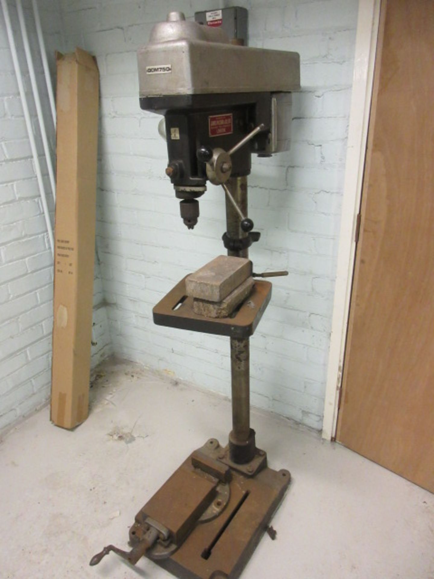 QUARTERS & SMITH QDM750, 3/4 "CAPACITY, 8 SPEED PILLAR DRILL WITH RISE & FALL TABLE MACHINE VICE. SN