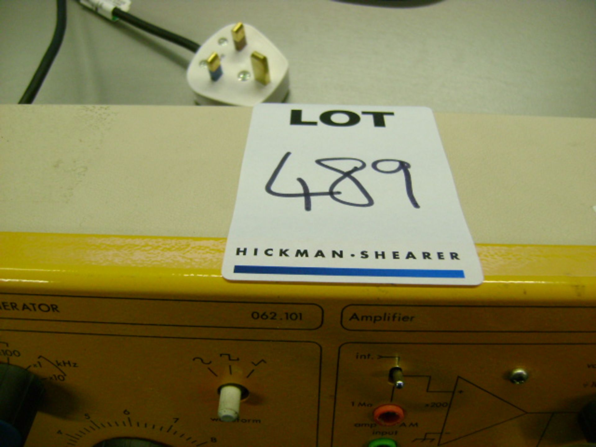 UNILAB SIGNAL GENERATOR 240V - Bild 2 aus 2