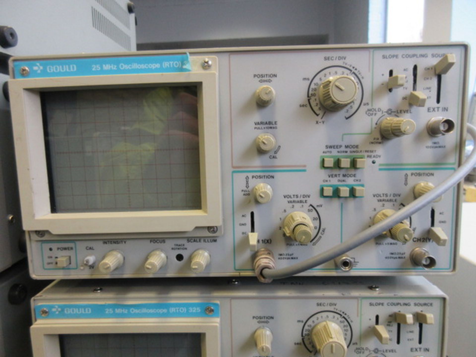 TWO GOULD 25 MHz (rto) 325 OSCILLOSCOPES - Bild 2 aus 3