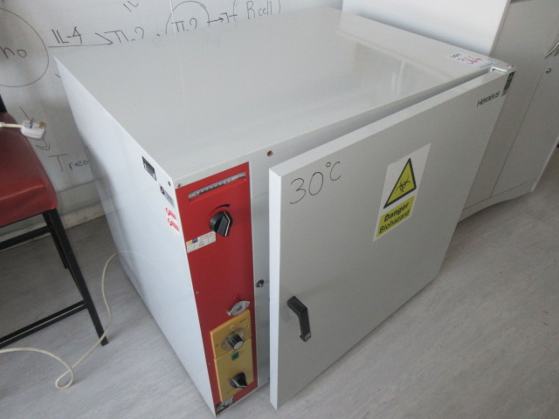 HERAEUS B5060E LABORATORY OVEN 70 DEGREE CELCIUS, 0.81 KW, 50 Hz 580 mm WIDE X 600mm HIGH X 580 mm