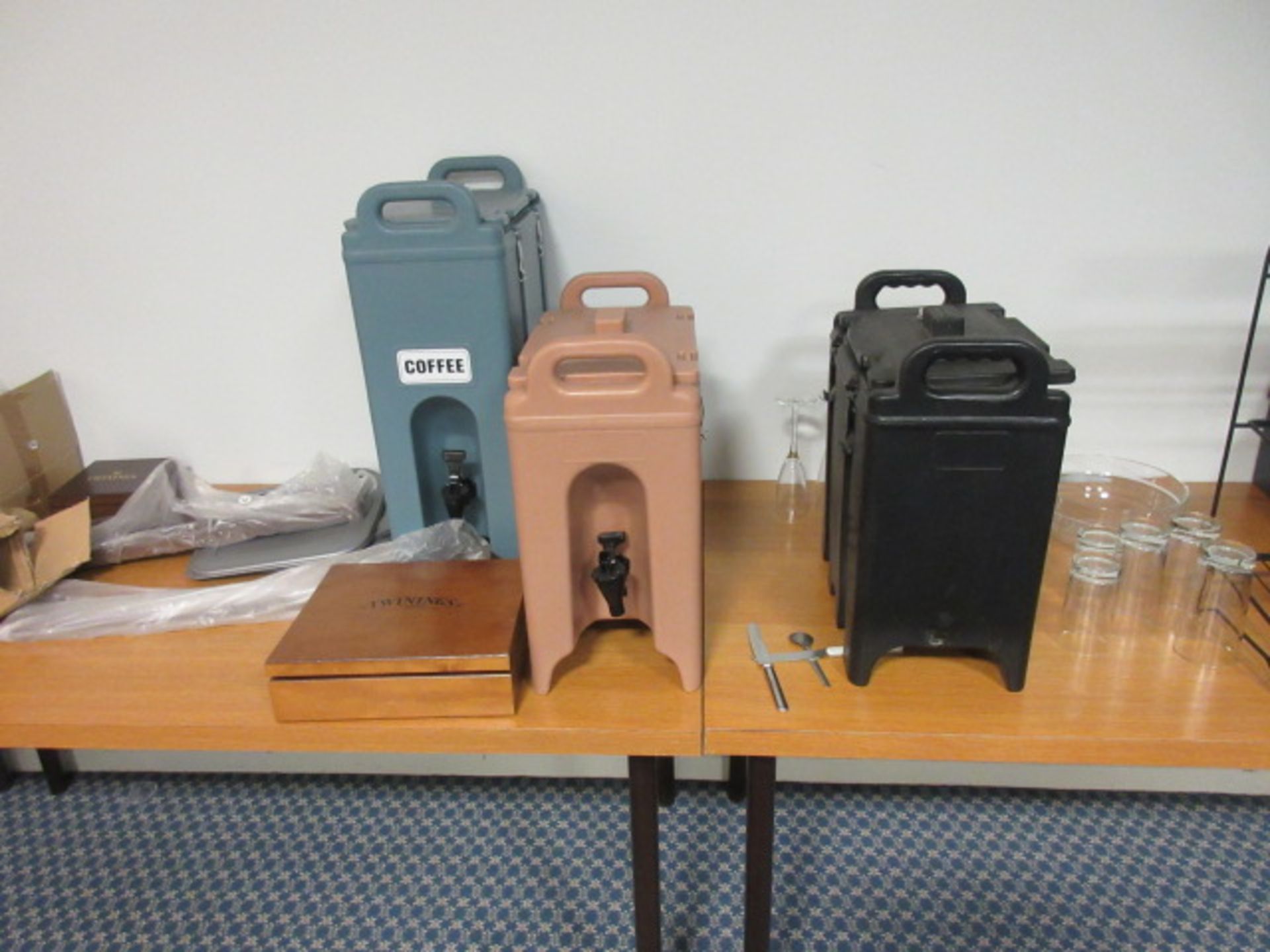 A LARGE QTY OF CROCKERY AS LOTTED INCLUDING 3 INSULATED DRINKS DISPENSERS - Image 4 of 6