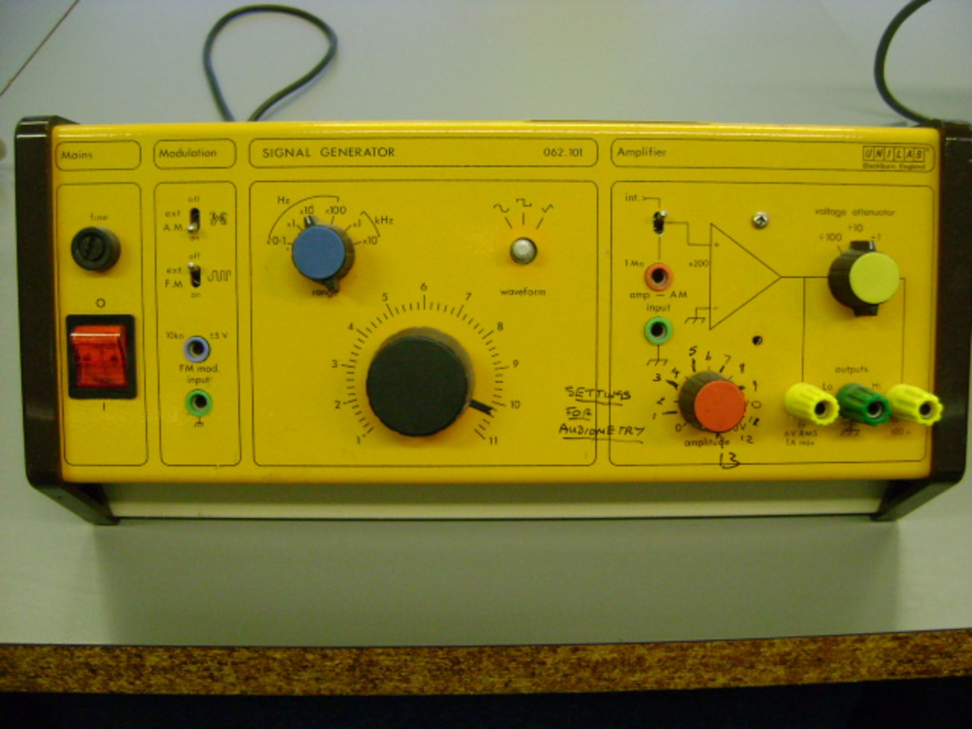 UNILAB SIGNAL GENERATOR 240V